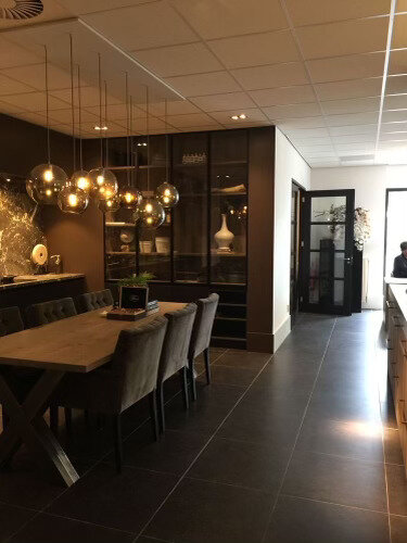 Открытый сервант-шкаф с крупными и акцентными элементами.