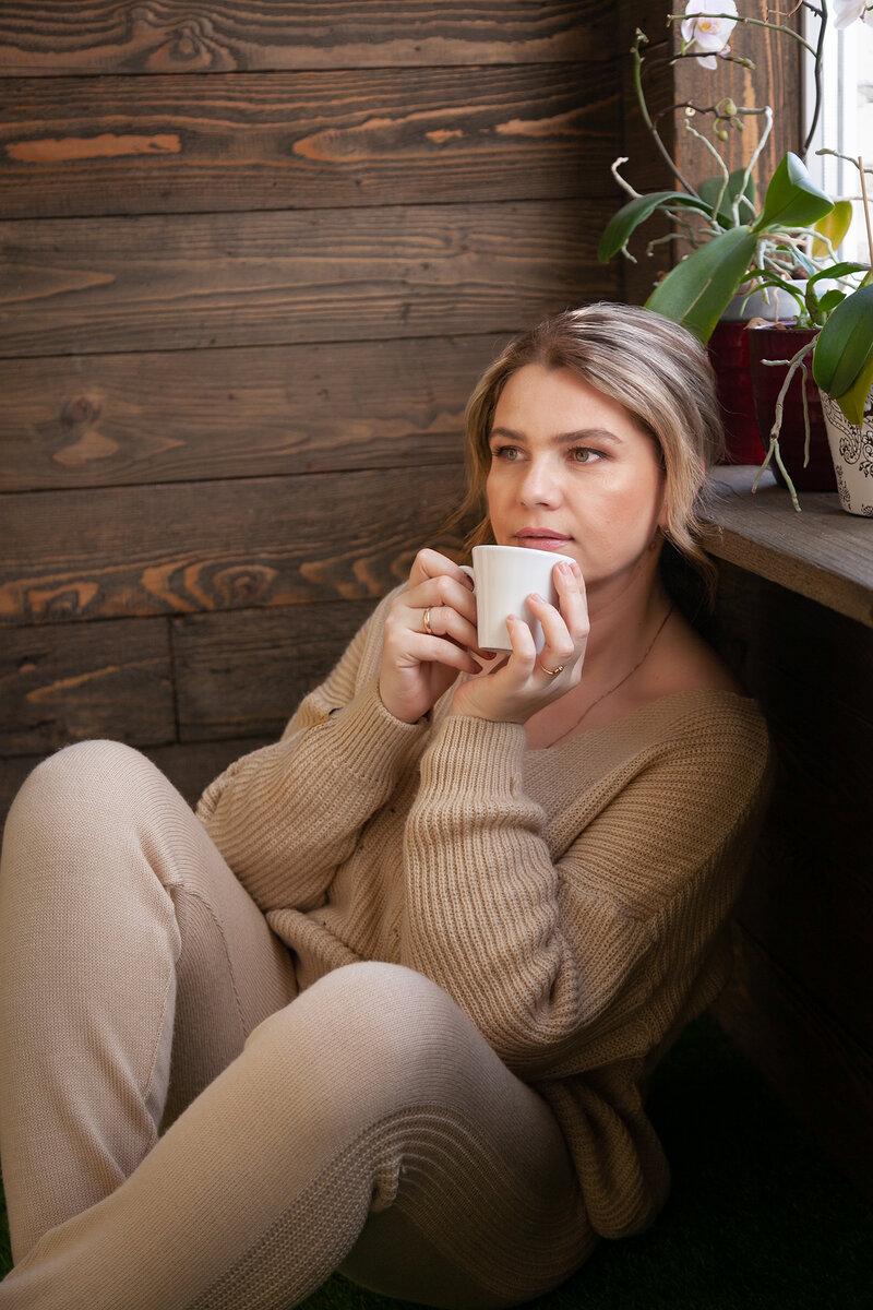 Что такое самооценка? Все так ринулись ее поднимать в последнее время, прорабатывать, а это вообще возможно? 🧐Поднять самооценку – это как? Как флаг и размахивать ей? Любимая сказка от психологов «полюби себя» - это как? Спереди, сбоку, сзади, вдвоем-втроем? 😄 Вообщем шутки шутками, но самооценка не поднимается в кабинете у психолога. Надо просто принимать себе таким какой ты есть – и смеющимся, и горюющим, и плачущим, и ругающим себя за что-то в определенных ситуациях, если этого хочется в данный момент. Не нужно все время скакать на позитиве, если хочется взгрустнуть или разозлиться, у нас у всех есть свои эмоции, на которые мы имеем право. Самое главное – это отделить свое Я от ситуации. Каждый раз спрашивать себя в той или иной ситуации – а что я думаю, хочу, а чьи это мысли сейчас и желания? Если тебя называют мудаком, не надо доказывать что это не так, главное что ты сам об этом думаешь. Я думаю что я мудак? Если да, то идешь и исправляешь, нет – на нет и суда нет (за исключением кодекса гражданской и уголовной ответственности).
А как понять что ты стоишь чего-то в этой жизни, что ты не пустое место и обрести уверенность в себе? Только действия и победы (большие и маленькие) над своими страхами, достижения в чем-то придают уверенности в себе и своих действиях. Люблю шутку : « Что меня мотивирует? Я просто люблю выебываться, а для этого нужны хоть какие-то достижения». 😄 Так что не стоим на месте, развиваемся, делаем на 100% то что хорошо умеем и каждый день спрашиваем себя: «Я доволен собой? Я хочу что-то изменить в себе, в своей жизни? Мне хорошо или плохо в данной ситуации?». И самое главное, помним, что никто кроме нас не может заставить нас думать о себе так или иначе, только мы сами, только мы отвтественны за свое состояние. 🥰
#самооценка #психология #психотерапия #консультацияпсихолога #принятие #невроз #психологияличности #психологияотношений #семейныеотношения #мужчинаиженщина 