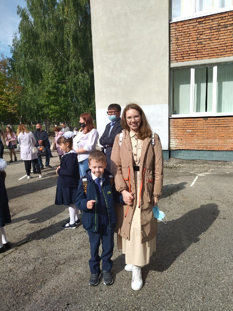 Первое сентября в нашей школе. Сын пошел в ту же школу, в которой учились мы с мужем