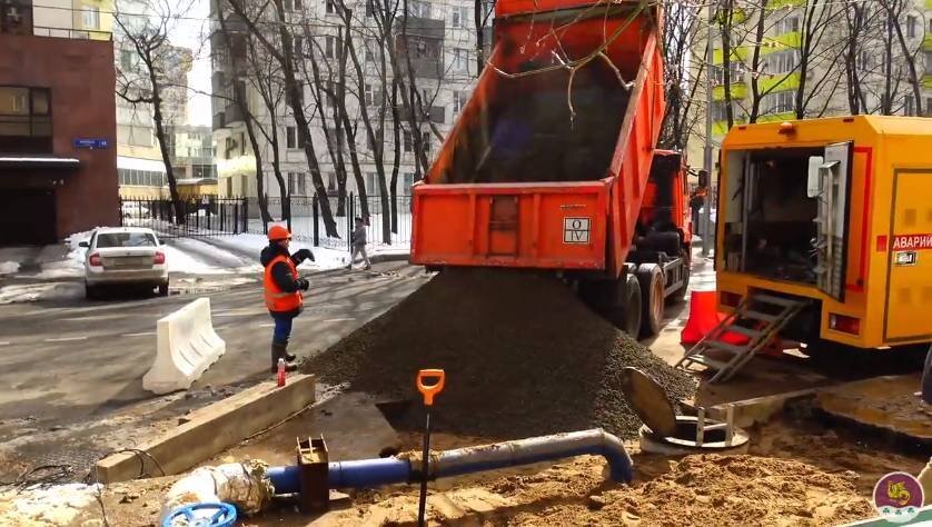 Прокладка труб под новым асфальтом. Источник: YouTube / "Наша Москва. Якиманка"