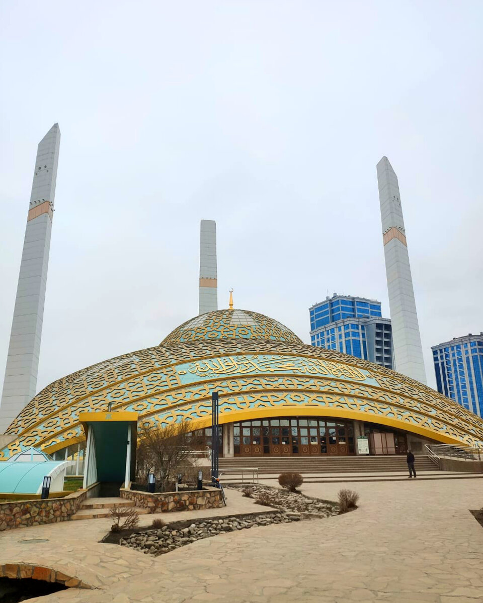 Мечеть "Сердце матери" в ночной подсветке. Аргун, Чеченская республика (2021 год