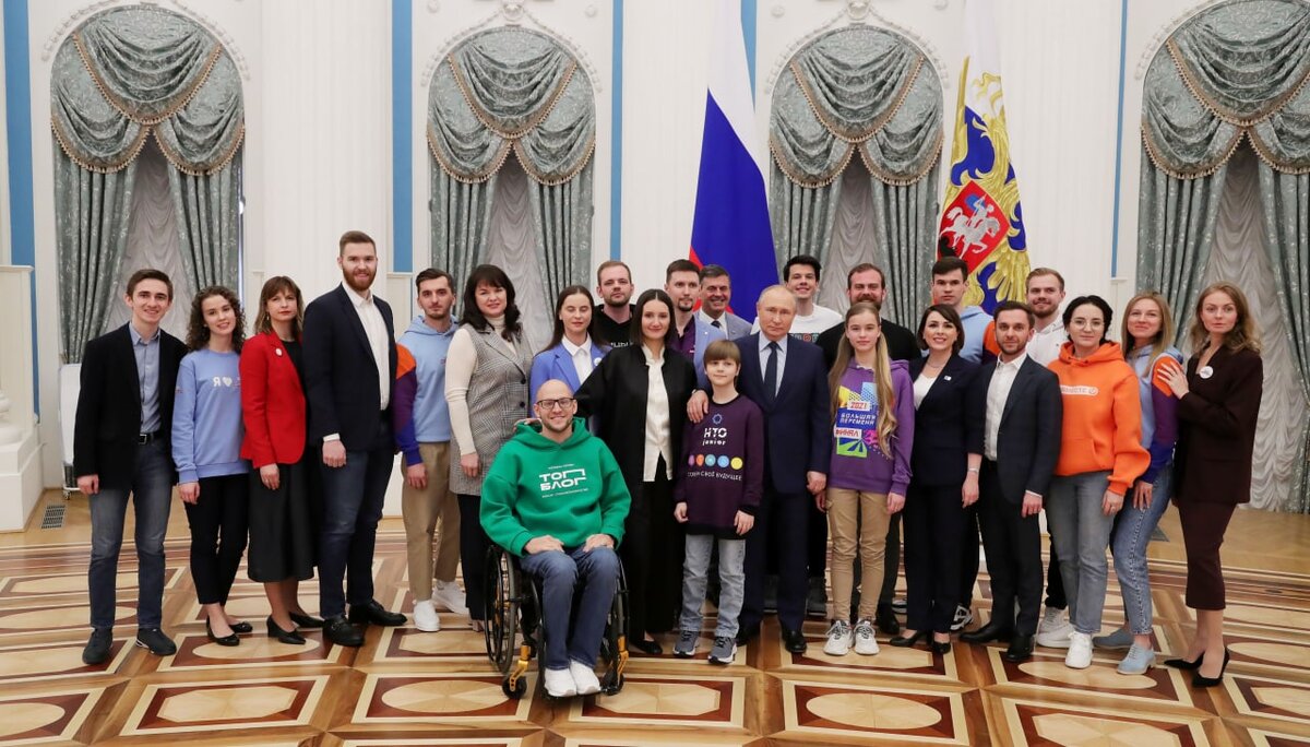 Владимир Путин с участниками заседания наблюдательного совета "Россия - страна возможностей"