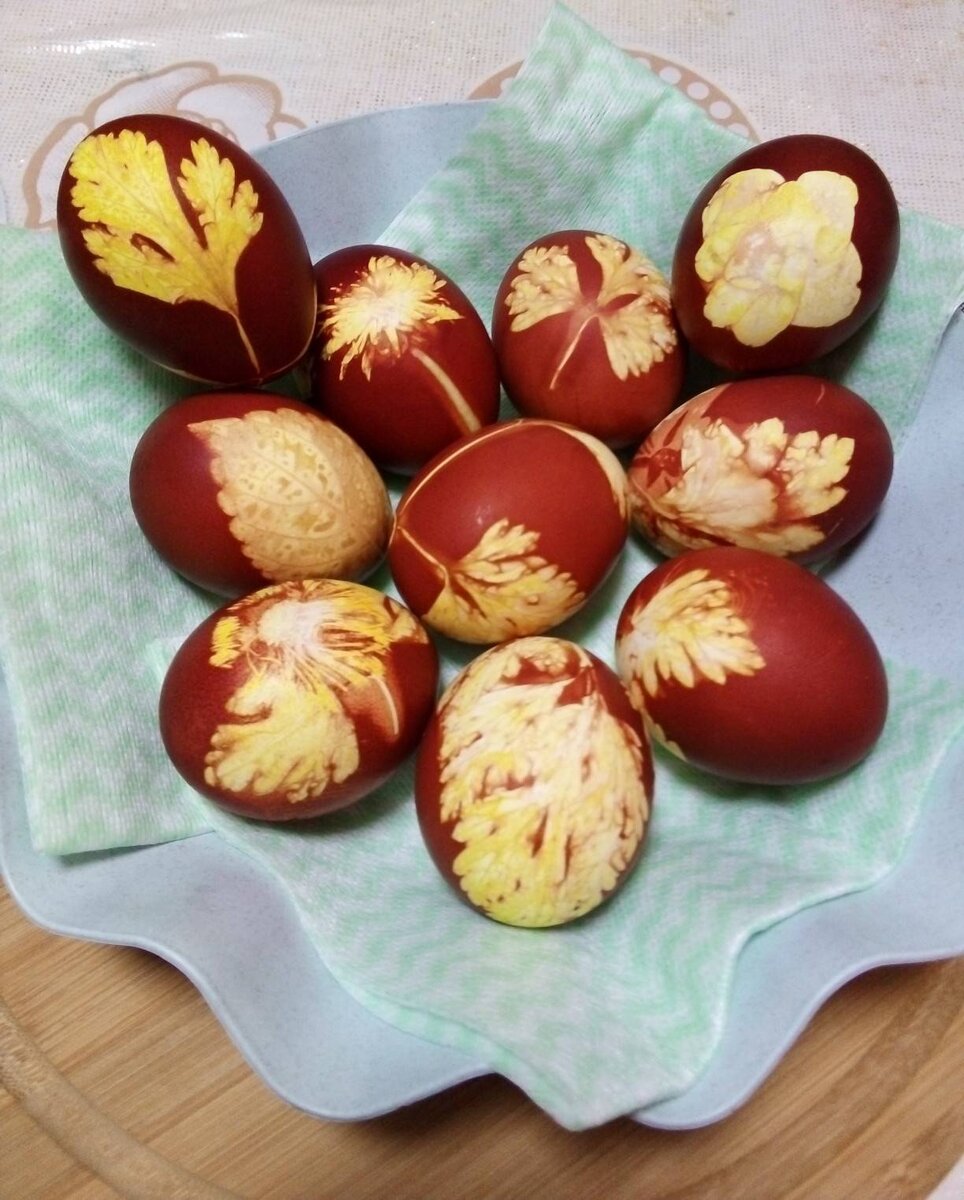 Пасхальные яйца в луковой шелухе
