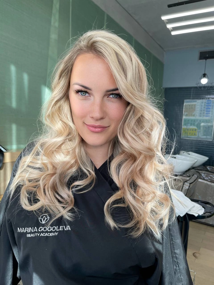 окрашивание волос в технике Аиртач  AirTouch. 