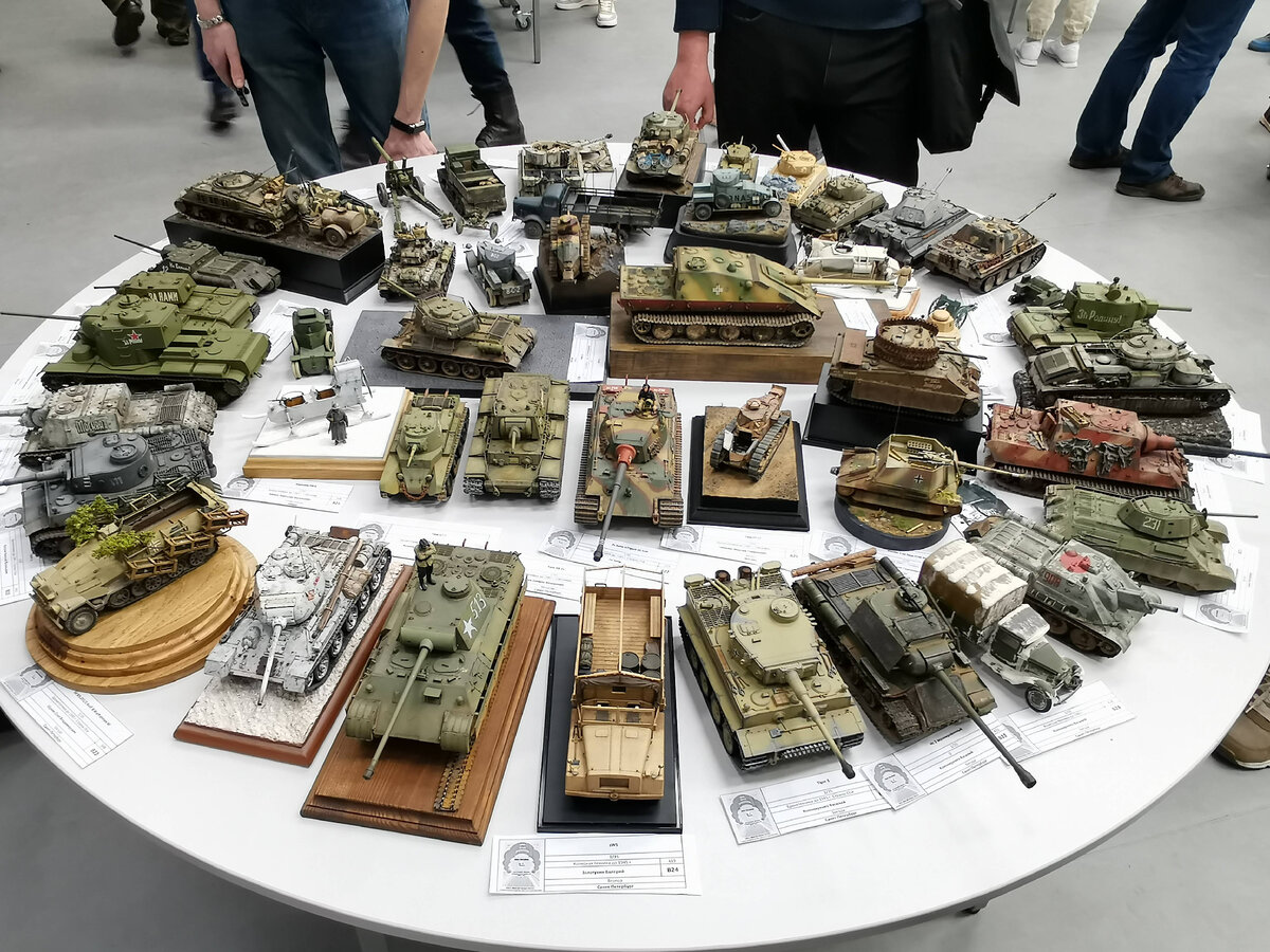 Накрытый стол, наслаждайтесь "вкусняшками"