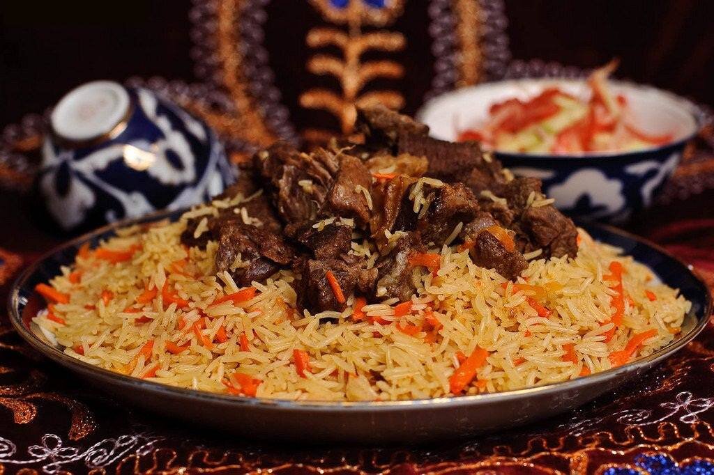 📖 Ингредиенты:

- Баранина - 750 г. 
- Морковь - 2 шт. 
- Лук - 2 шт. 
- Специи для плова - 2-3 ст.л.
- Чеснок - 1-2 шт. 
- Подсолнечное масло - 30 мл. 

🧑🏻‍🍳 Приготовление:

1. Промойте рис.
2. Баранину нарежьте на средние кусочки, лук полукольцами, морковь соломкой.
3. Обжарьте лук до прозрачности, затем убери в отдельную ёмкость и обжарьте в оставшемся масле на очень сильном огне баранину, 7-10 минут, помешивая.
4. Снизьте огонь и добавьте к мясу лук - обжарьте пару минут. Добавьте морковь и обжарьте.
5. Добавьте специи и немного воды так, чтобы она была слегка выше уровня мяса и перемешайте. Накройте крышкой и потушите 10-15 минут.
6. Всыпьте рис, перемешайте, сверху положите чеснок ( предварительно очистите от шелухи, влейте воду выше уровня риса, примерно до 2 см, снизьте огонь, накройте крышкой и оставьте готовиться. Если рис не приготовился с этим количеством воды, добавь ещё чуть-чуть не перемешивая.
#плов #пловрецепт #вкусно #кухня 