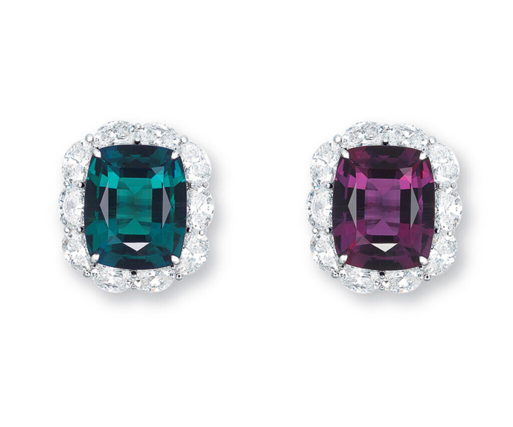 Кольцо с александритом (5,5 карат) и бриллиантами. Иллюстрация плеохроизма: слева при дневном освещении, справа – при искусственном. Фото: Christie's