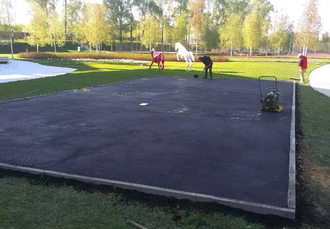 Бетонная баскетбольная площадка