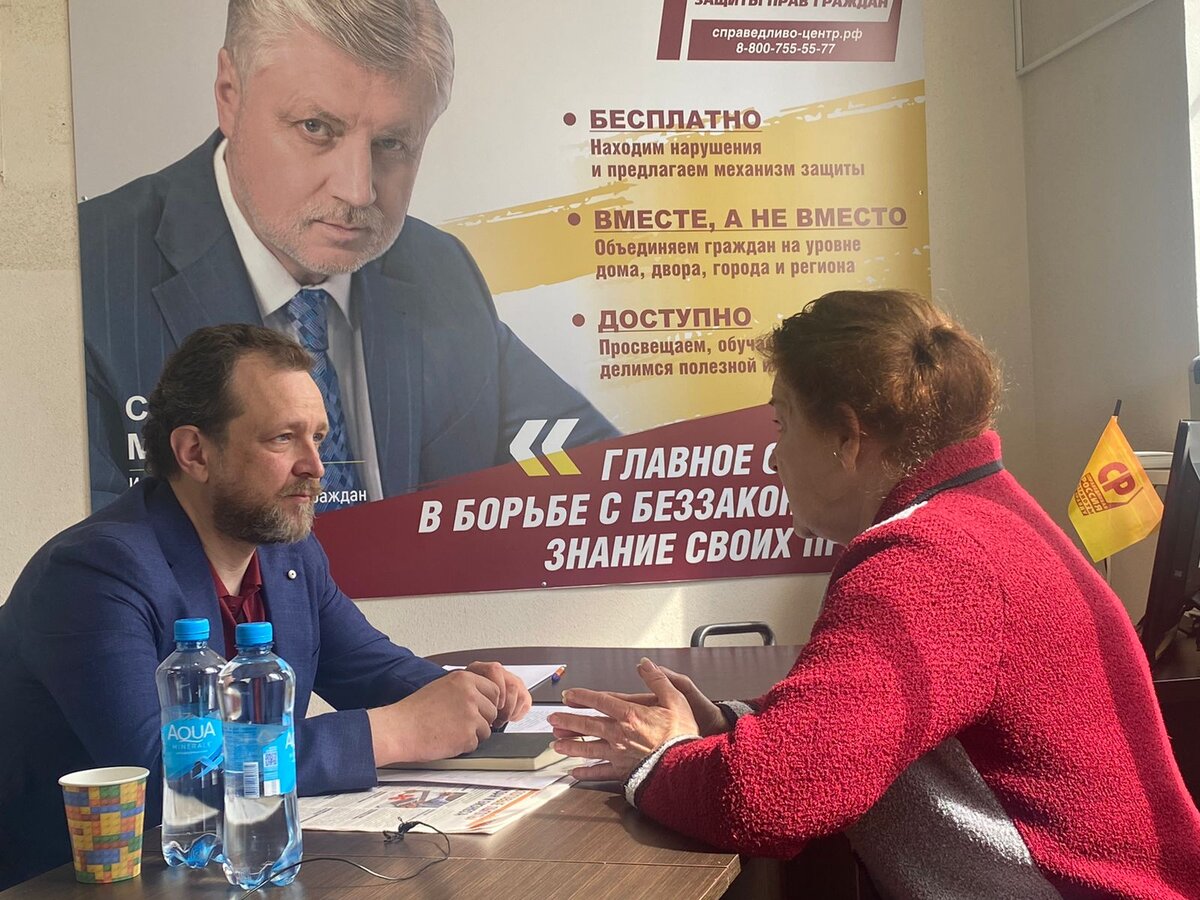 Андрей Кузнецов ведет прием гражданПервый посетитель Центра – Татьяна Чечулина, она пришла от имени владельцев участков коллективного сада №91. Женщина рассказала о беспределе со стороны руководства садоводческой организации. Вопреки закону с людей собирают наличку за электричество, а за неуплату просто отключают свет. Более того, СНТ вообще не зарегистрировано в налоговой инспекции. Андрей Кузнецов с юристами Центра сразу определили порядок действий.