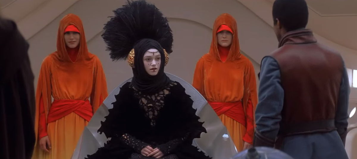 Кадр из кинофильма "Звездные войны: Эпизод 1 –  Скрытая угроза", 1999 г., режиссер и сценарист Джордж Лукас, композитор Джон Уильямс (скриншот) 