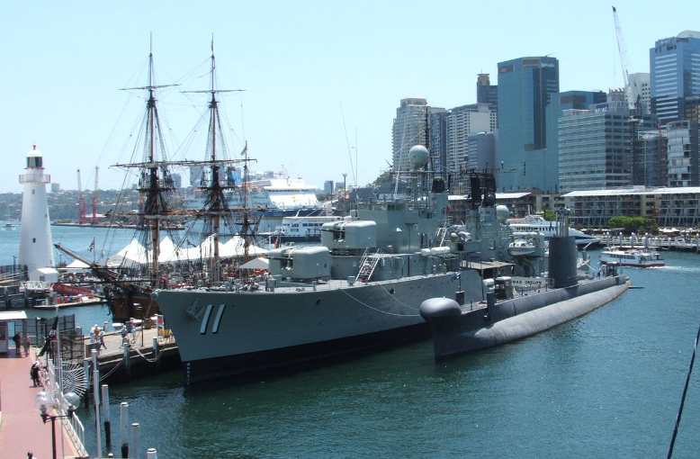 Подводная лодка и эсминец