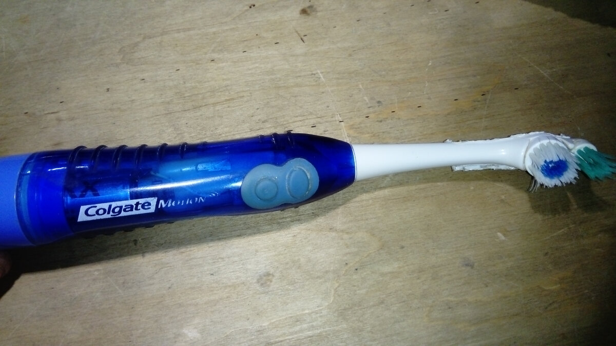 Работает от двух пальчиковых батареек. Имеет съемную насадку.