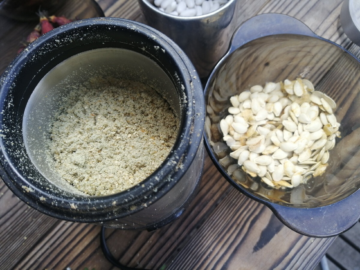 В кофемолке  молотые семена кабачков