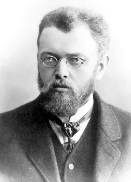 С 1905 по 1917 гг. работал земским врачом в больницах Симбирской, Курской, Саратовской и Владимирской губернии и проходил практику в Московских клиниках. За это время он сделал множество операций на мозге, органах зрения, сердце, желудке, кишечнике, желчных путях, почках, позвоночнике, суставах и т.д. и внес много нового в технику операций. 