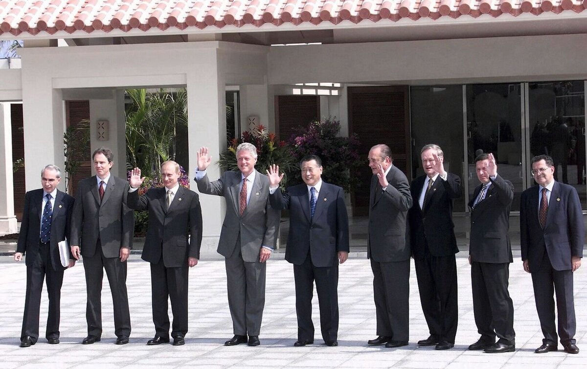 Лидеры стран G8 в Окинаве 22 июля 2000 года, слева направо: Джулиано Амато (Италия), Тони Блэр (Великобритания), Владимир Путин (Россия), Билл Клинтон (США), Йоширо Мори (Япония), Жак Ширак (Франция), Жан Кретьен (Канада), Герхард Шрёдер (Германия), Романо Проди (Евросоюз).
