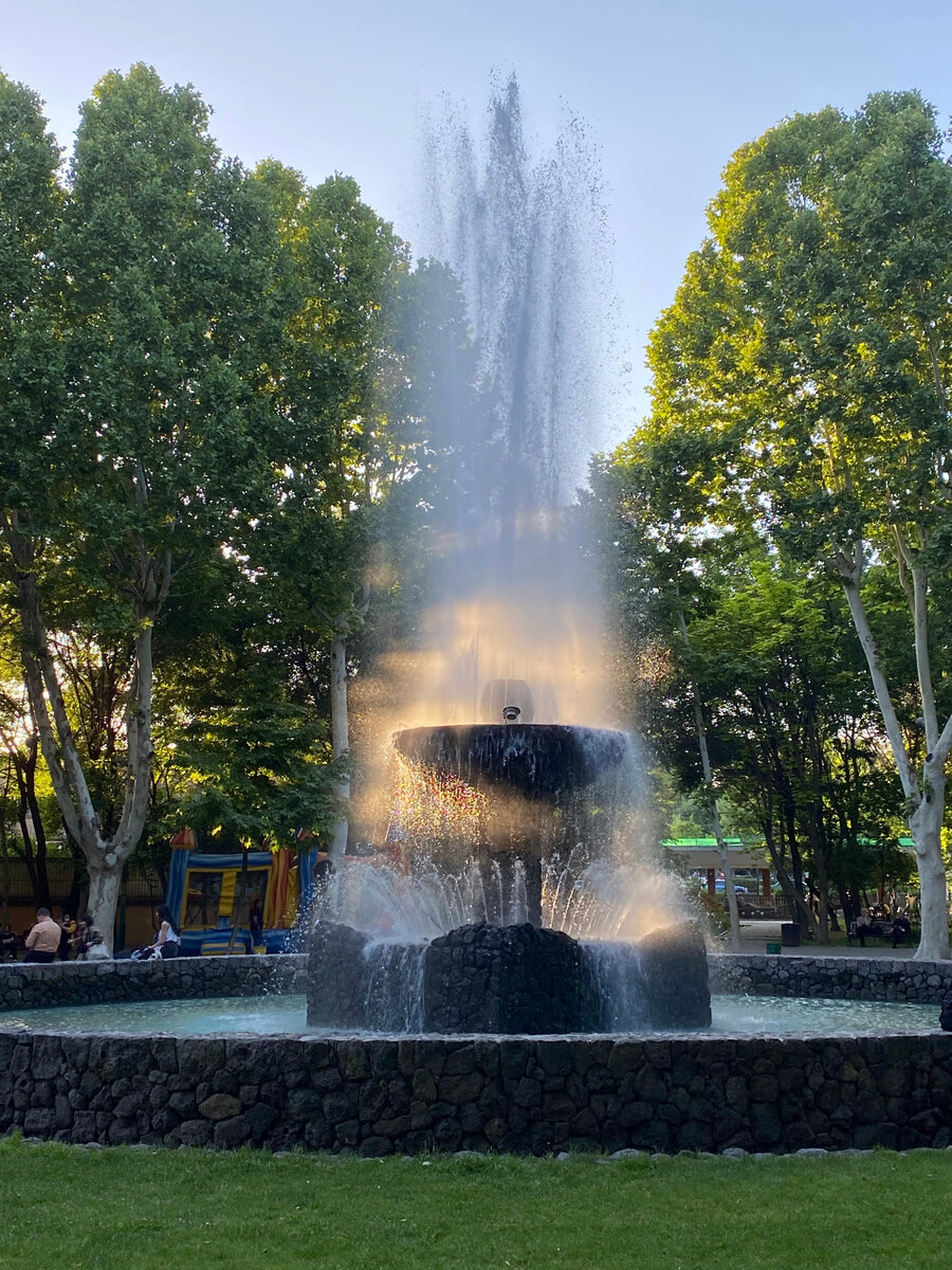 Классический фонтан в английском парке