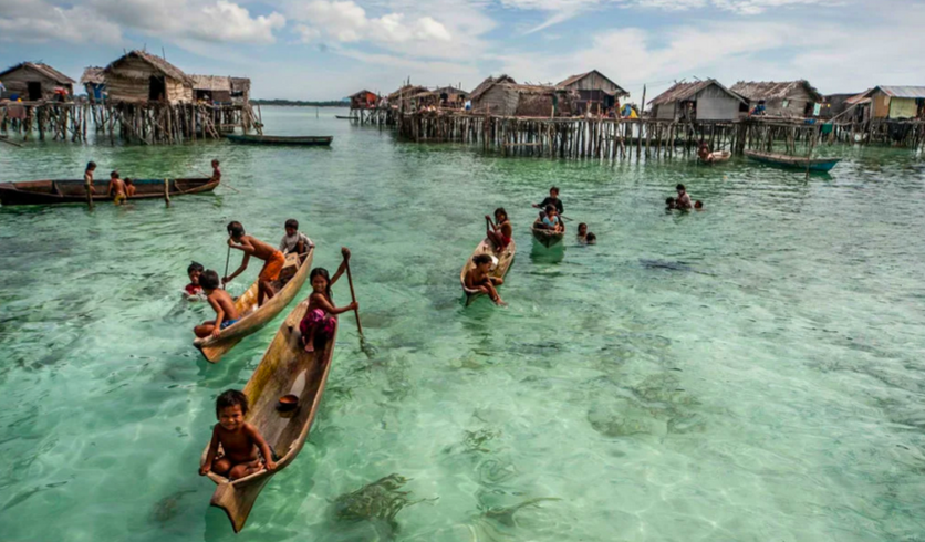 Так сотни лет и живут баджо – в домах на воде. Фото: Джеймс Морган.