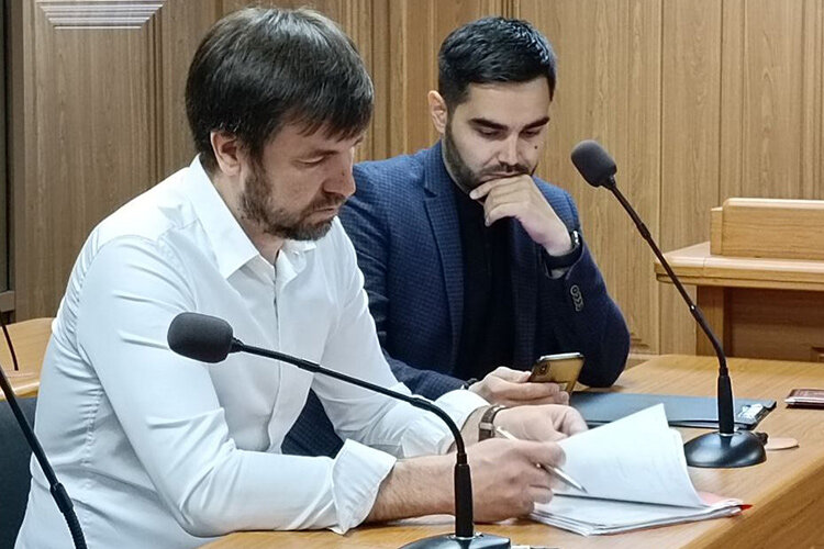 Галявов всем видом показывал, что к беседе не расположен. Не ответил и на вопрос, признает ли свою вину. Позже адвокаты Айрат Уразманов и Руслан Иманов (слева направо) объяснят, что такова позиция защиты — не комментировать эту тему