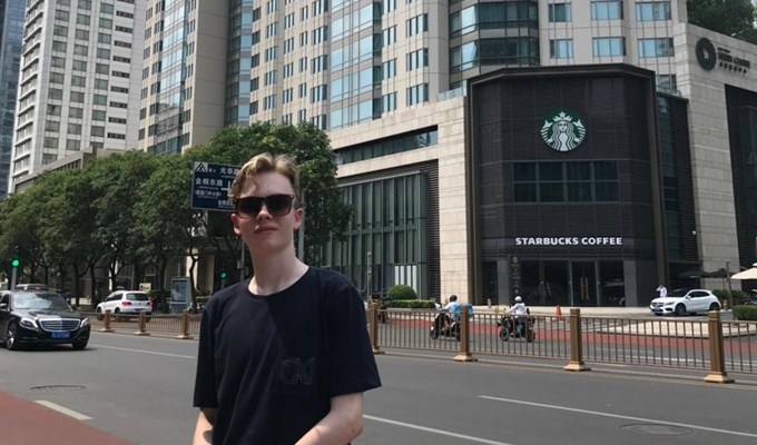 Выпускник томского Лицея при ТПУ Илья Антонов в центре Пекина.