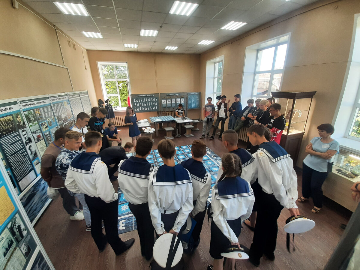 Юные моряки посетили выставку "Мальчики с бантиками" Соловецкого музея-заповедника. Фото Владимира Козлова