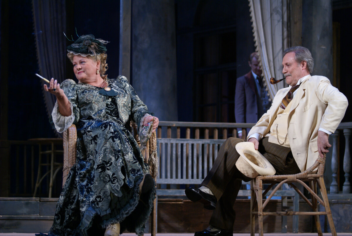 Юрий Соломин - Тригорин, Ирина Муравьёва - Аркадина.  «Чайка» А.П. Чехова, режиссёр-постановщик В.Н. Драгунов, художественный руководитель постановки Ю.М. Соломин. 1996 г. 