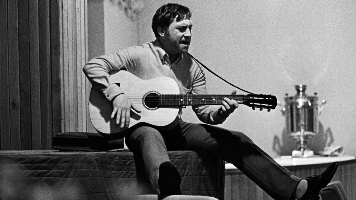    Владимир Высоцкий во время закрытия театрального сезона 1968 года в Театре драмы и комедии на Таганке. Москва, 1968 год© РИА Новости / Анатолий Гаранин