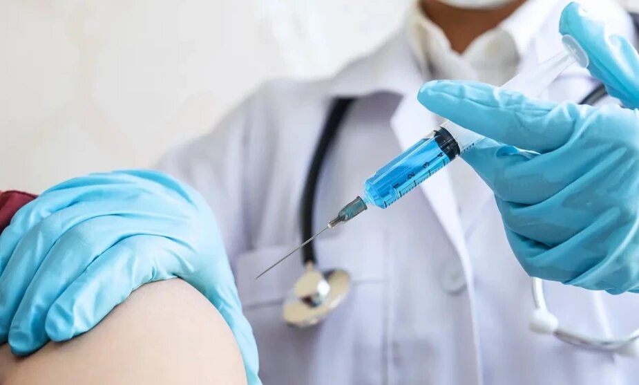 Вакцинация не сможет полностью защитить от передачи заболевания // Getty Images