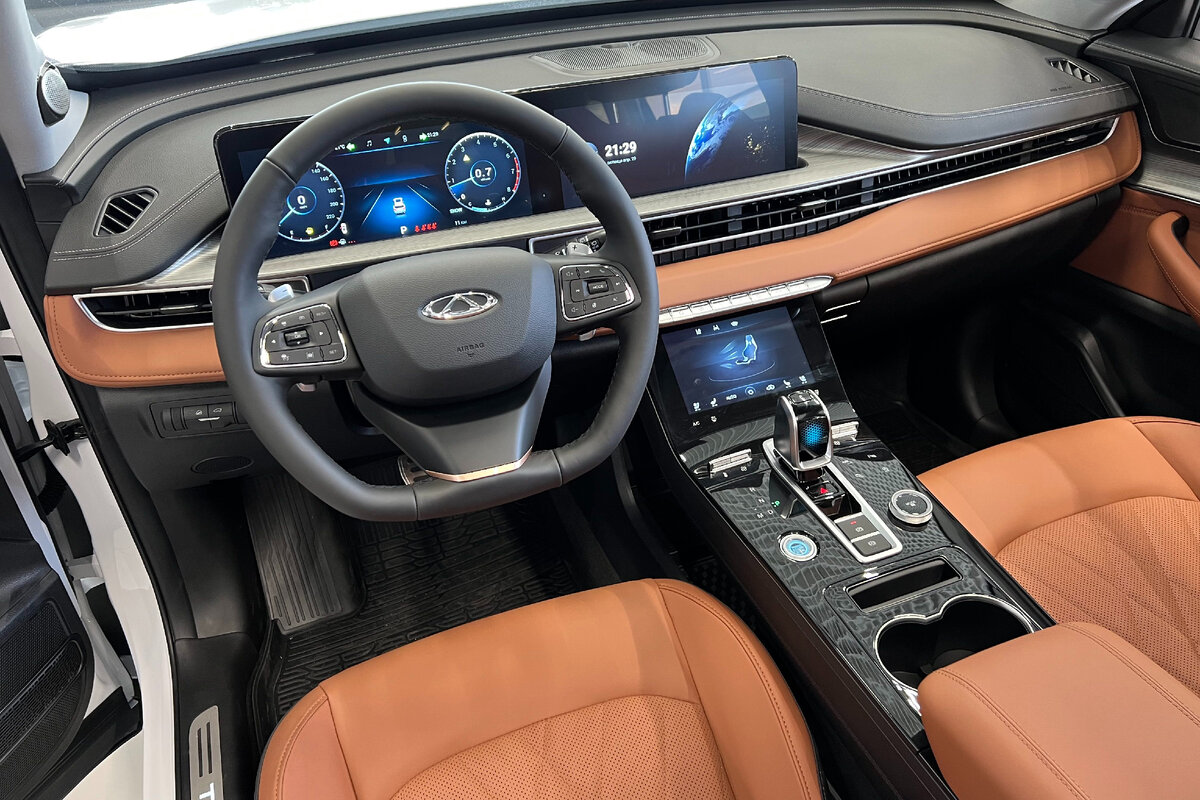 Цифровая зона управления сияет тремя экранами высокого разрешения