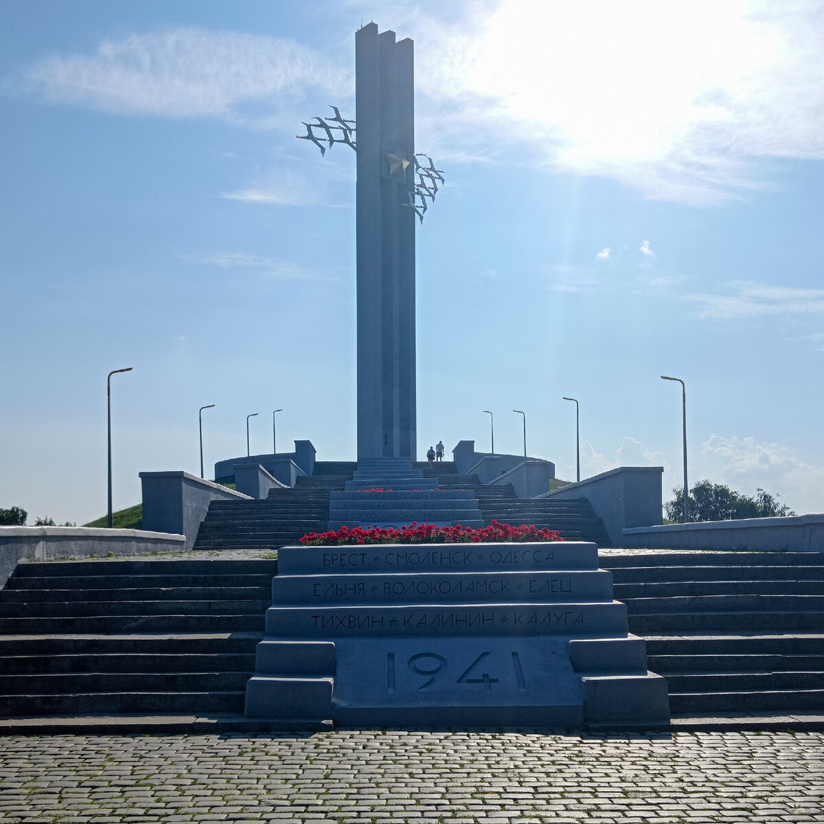 Памятник Журавли в Саратове |← галерея →|