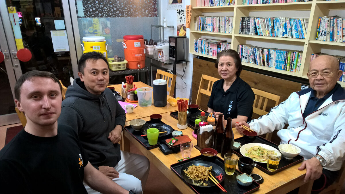 С семьёй Хига в семейном ресторанчике в районе Цубоя. 