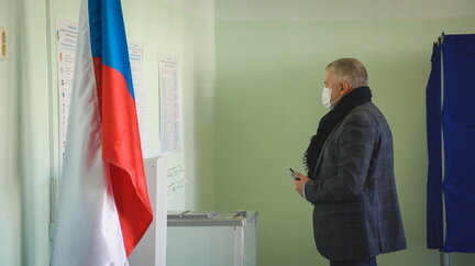     В Татарстане начался единый день голосования. Двери избирательных участков открылись в 7 утра, а работа членов избиркома началась с исполнения гимнов. Об этом сообщает пресс-служба ЦИК РТ.