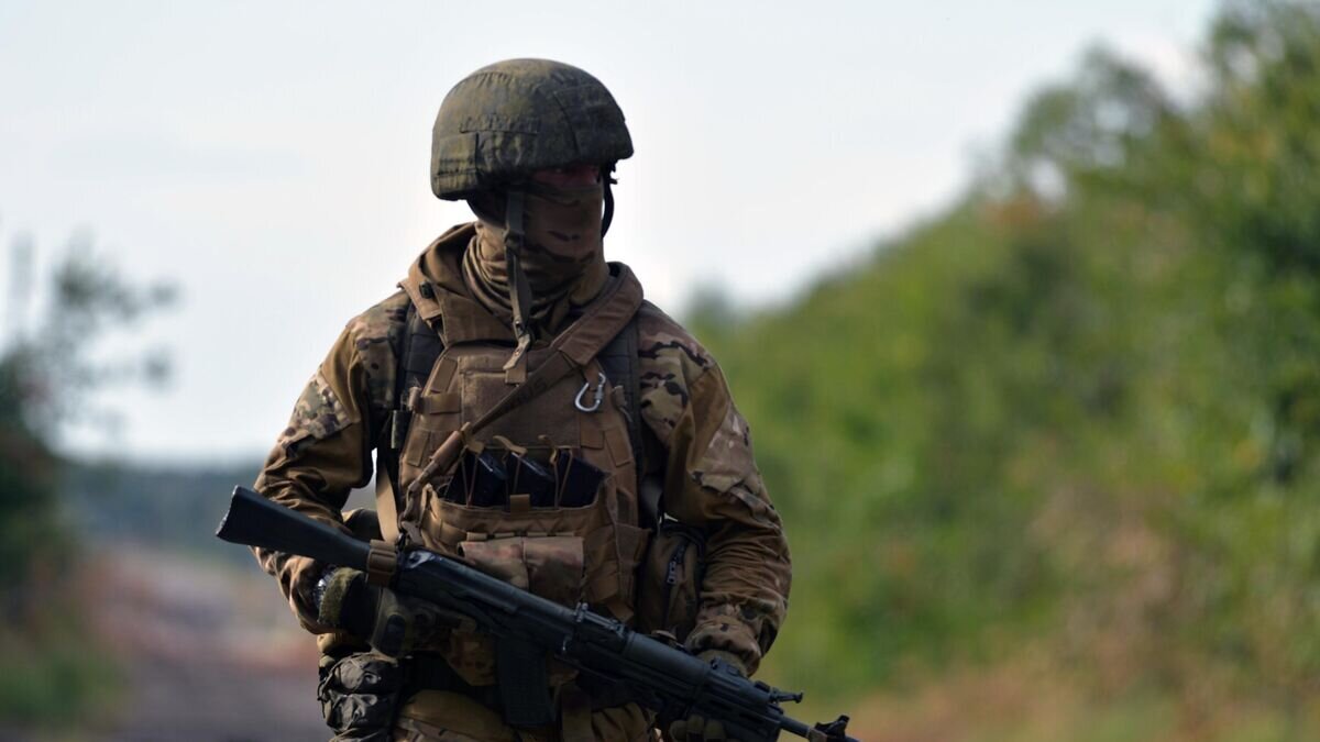    Боец ЧВК "Вагнер" на окраине Бахмута в Донецкой области© РИА Новости / Виктор Антонюк