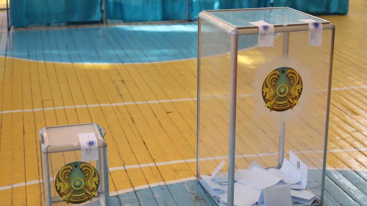    Урны для бюллетеней:NUR.KZ/Петр Карандашов
