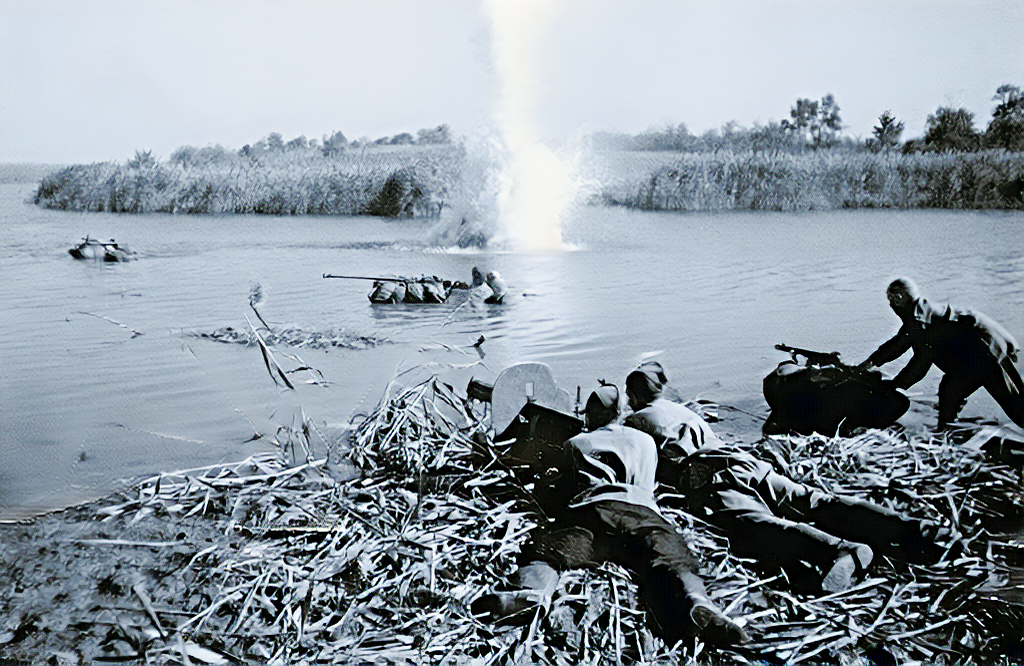 Форсирование реки Днепр советскими войсками на подручных средствах. Фото сделано 21 сентября 1943 г.