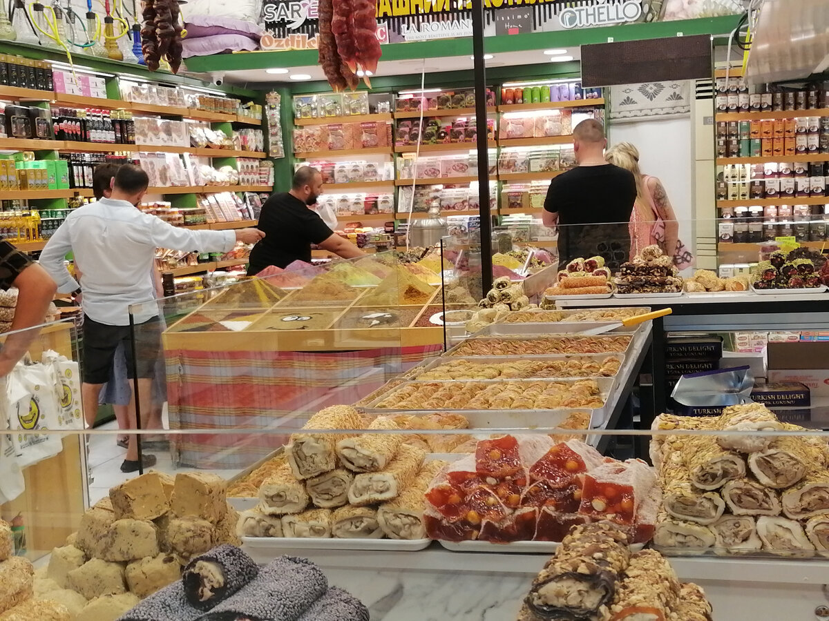 Один из магазинчиков Кириша.     Фото из личного архива.