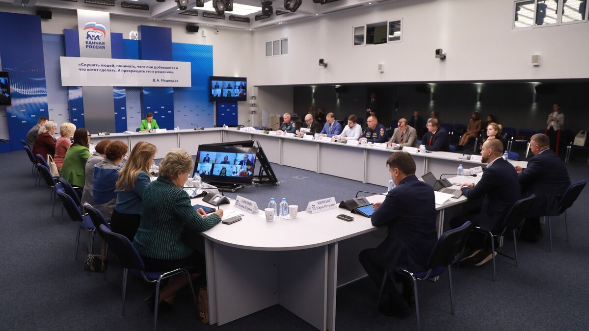     «Единая Россия» предложила для обсуждения в парламенте страны проекты законов о кредитных каникулах для мобилизованных и поправки в трудовое законодательство, которые обяжут работодателей сохранять рабочие места за сотрудниками, ушедшими на фронт.