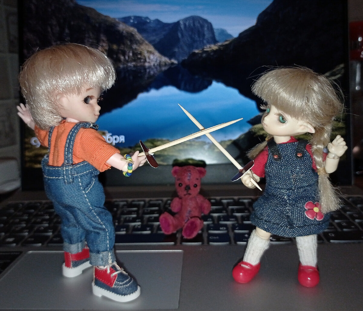 Юлька и Дилька взялись за шпаги. ) Фото на скорую руку, сорри. 