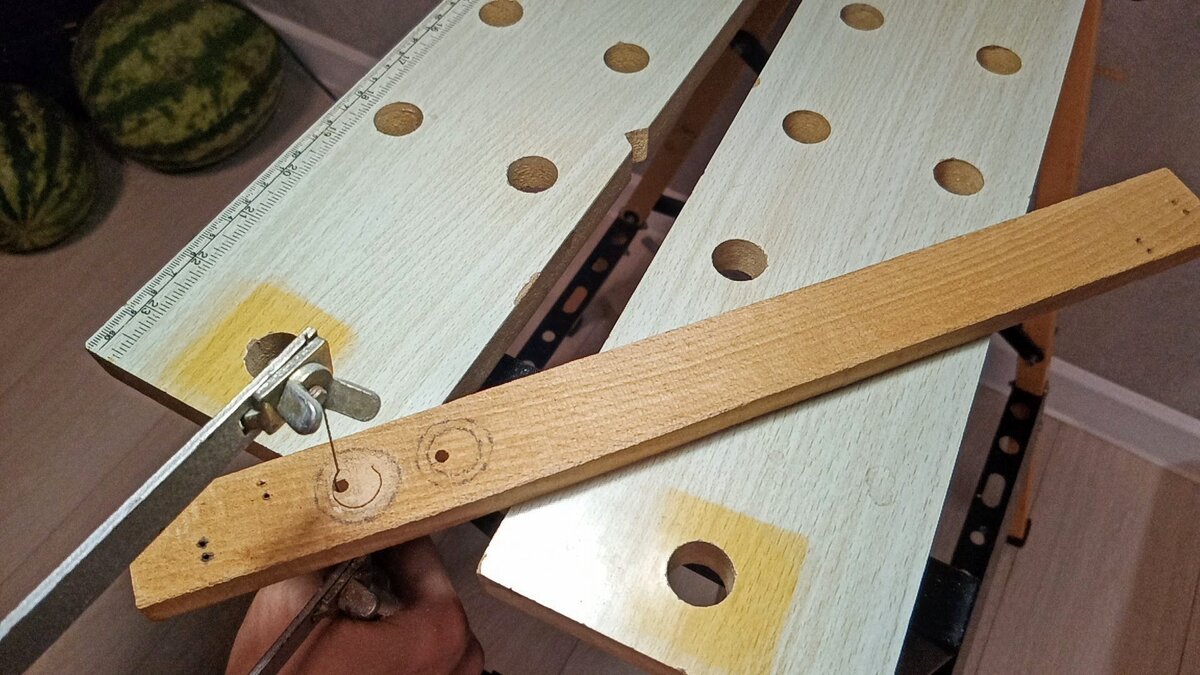 Ручным лобзиком выпиливаю заготовки