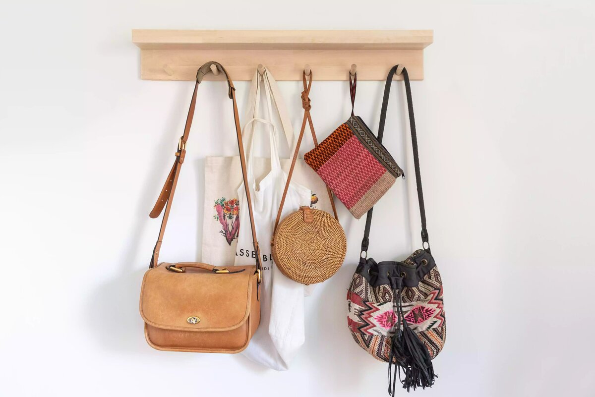 Где хранить сумки в доме: на полках, крючках или вешалках?