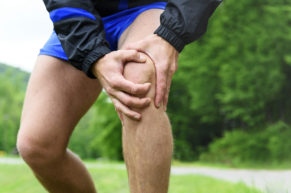 После бега болят колени что делать. Колени спортсменов. Здоровые колени. Человек на коленях.