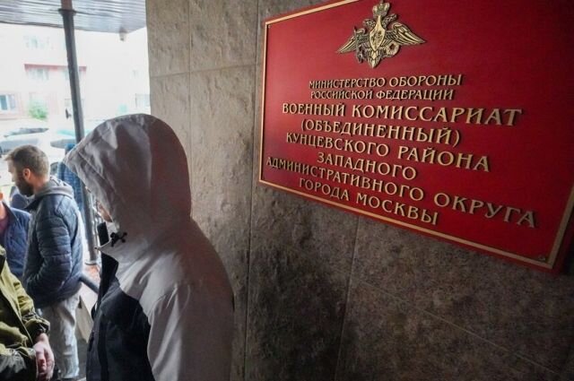    Кому подчиняются военные комиссары?