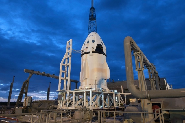    Пилотируемый космический корабль Dragon (cc) Official SpaceX Photos