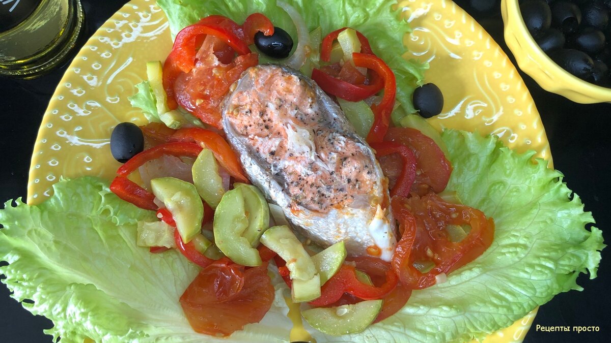 Приготовила семгу в фольге на сковороде.