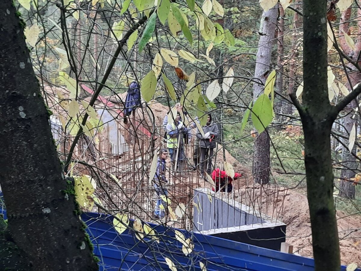 Двое копают, четверо смотрят. Но разрушение рельефа продолжается. Фотофиксация 05.10.2022