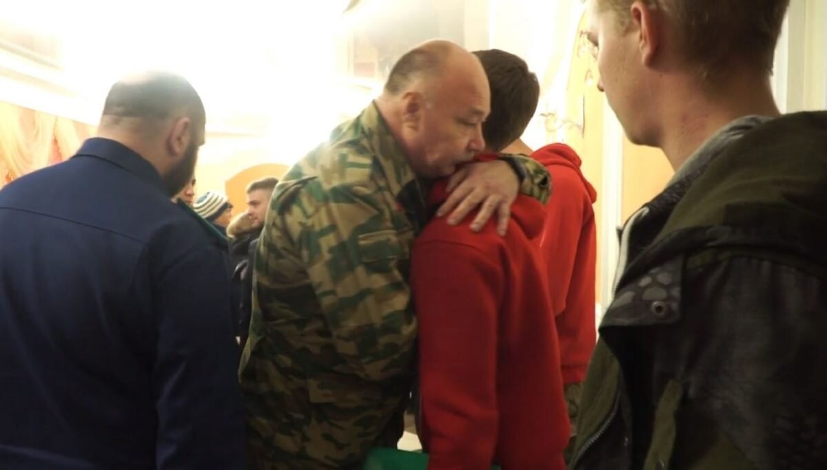    Перед отправкой каждому мобилизованному семеновцу вручили наборы предметов первой необходимости Анастасия Красушкина