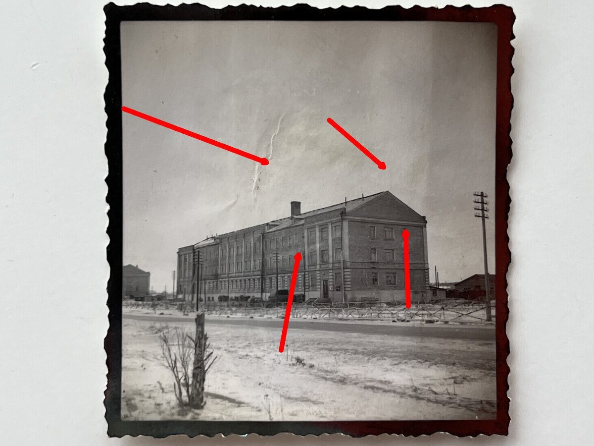 1️⃣  Фото госпиталя. По внешнему виду это военный (новый) городок в Пскове. Сейчас этой район расположения дивизии на улице Генерала Маргелова. Но пока даже при наличии аэрофотосъемки тех годов, привязать эту фотографию не удалось. 