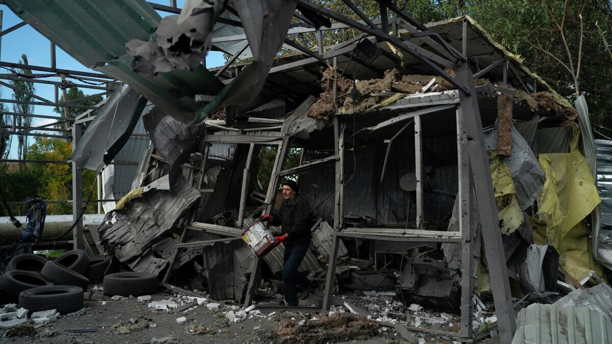    Хозяйственная постройка разрушенная в результате взрыва в городе Запорожье© AP Photo / Leo Correa
