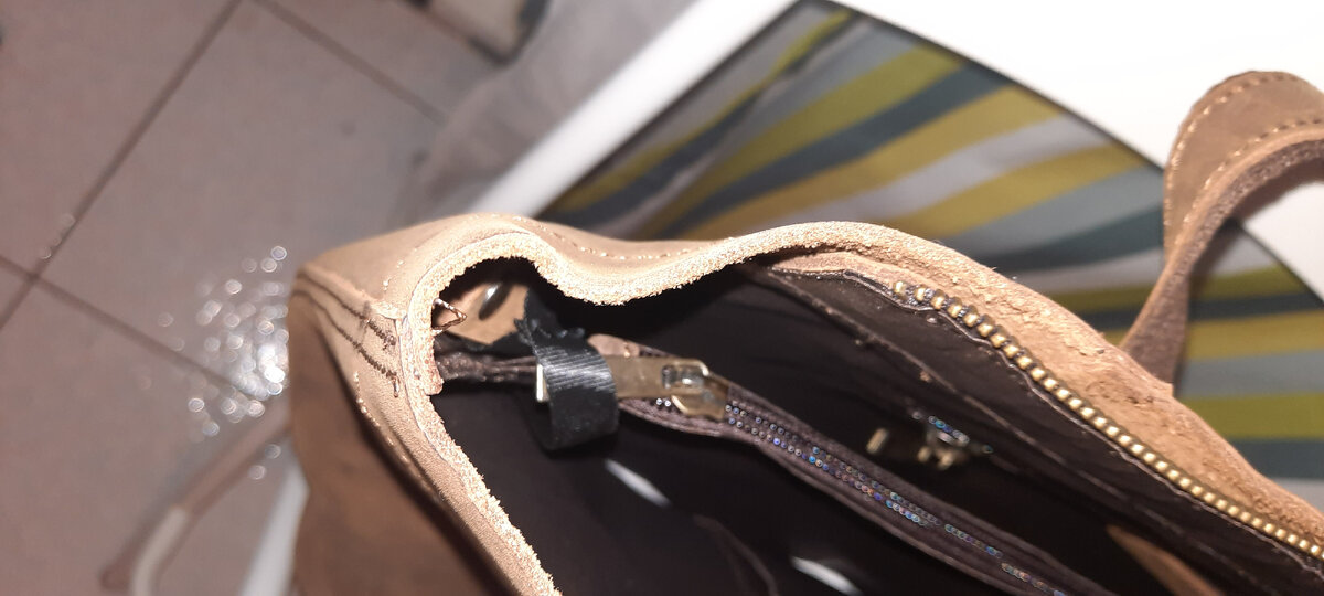 Кожа у сумки очень толстая, могу предположить, что будет неубиваемой.