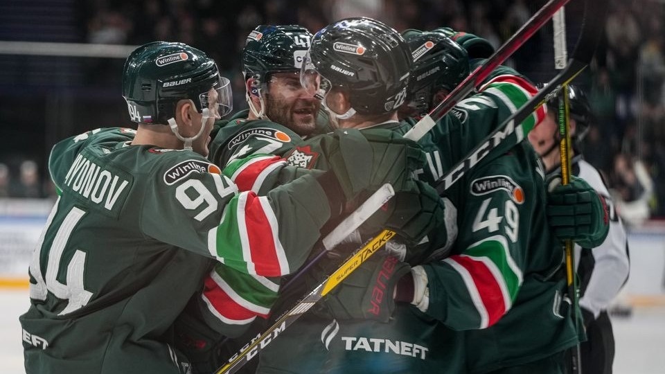     Казанский «Ак Барс» в домашнем матче регулярного чемпионата Континентальной хоккейной лиги (КХЛ) обыграл магнитогорский «Металлург» со счетом 3:2.