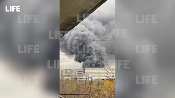 Пожар на складе в Ногинске. Видео в редакцию Лайфа прислал гражданский журналист через приложение Livecorr (доступно на Android и iOS)